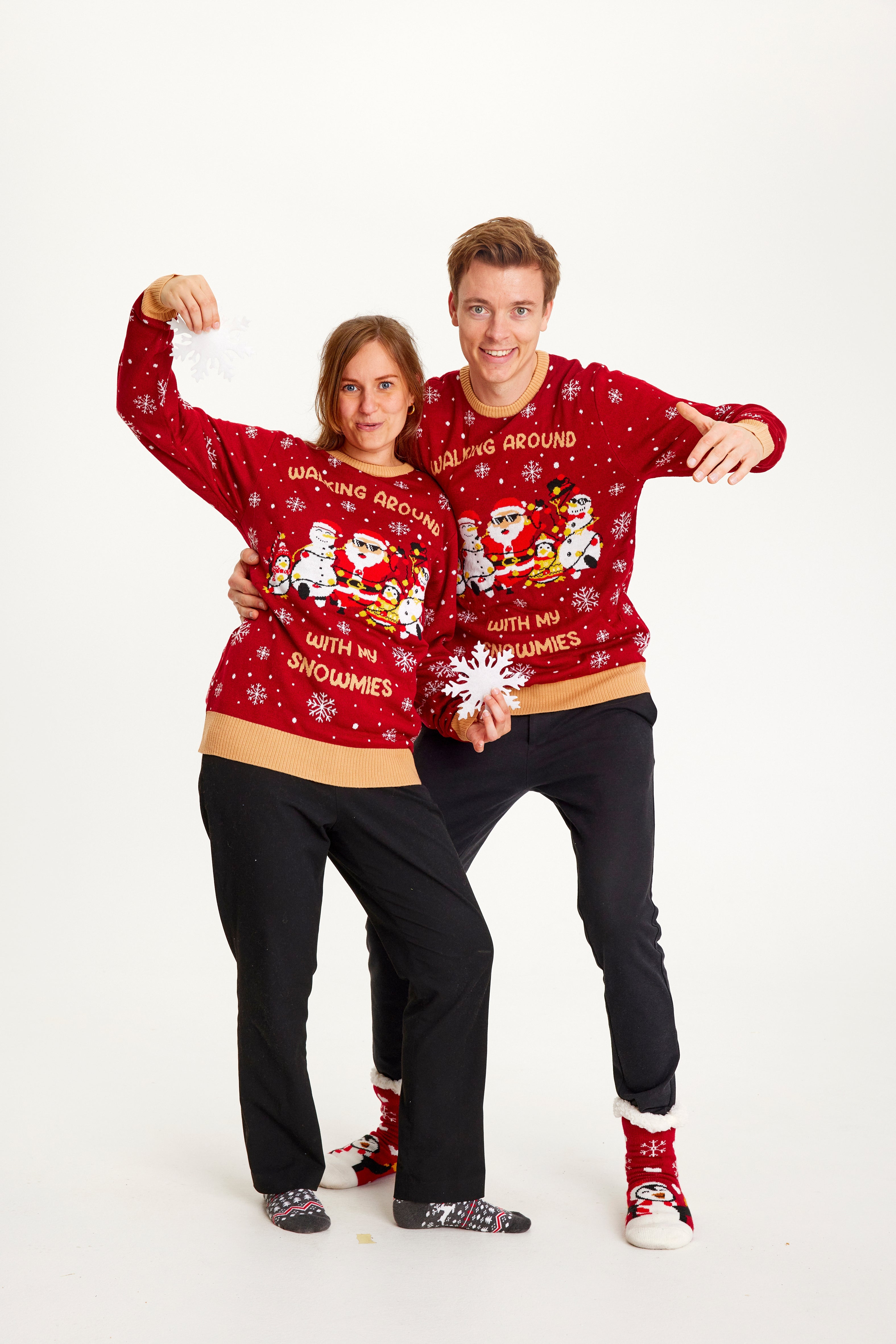 Et par iført røde julesweatre.